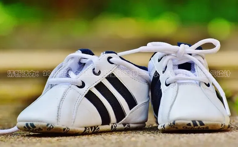 清新活力：2025年小女生潮流的全新选择——小白运动鞋女款透气设计